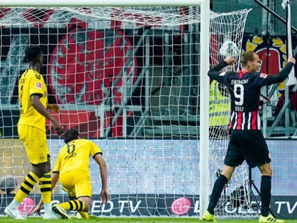 Dortmund ngã ngựa phút cuối, Reus nổi cáu với đồng đội
