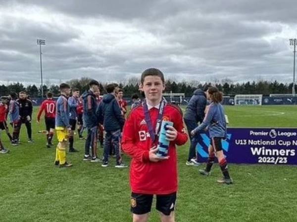 Con trai Rooney giúp đội trẻ Man United giành danh hiệu cao quý