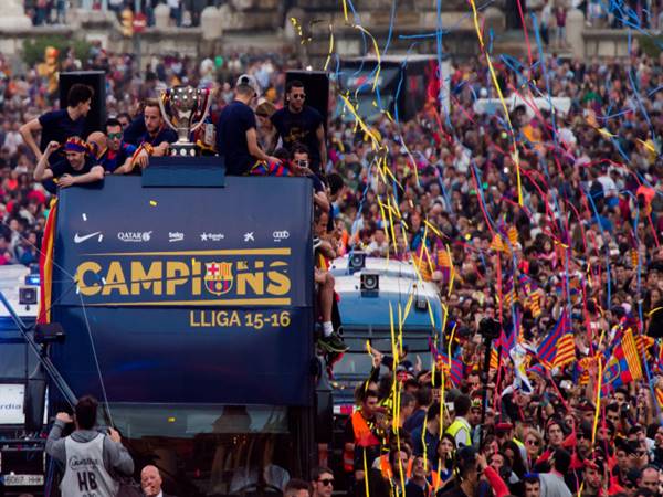 BARCELONA, SPAIN - MAY 15: FC Barcelona players celebrate on an open top bus during their victory parade after winning the Spanish La Liga on May 15, 2016 in Barcelona, Spain. (Photo by Alex Caparros/Getty Images)